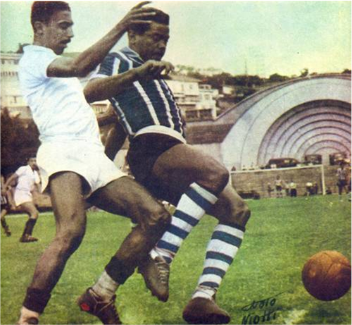 De uniforme branco, Hélvio chegando junto em Baltazar.